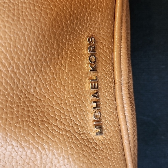 Michael Kors cross body Camera bag. - Picture 3 of 8